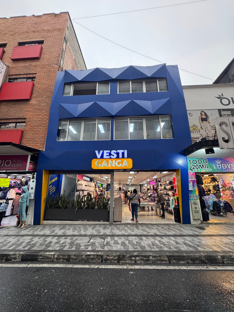 Fachada de la tienda Vesti Ganga en el Centro de Medellín